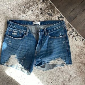 Abercrombie mid rise boyfriend short
